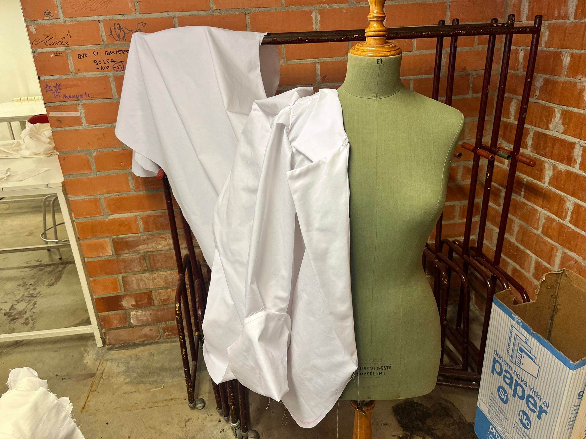 Projecte d'una estudiant de moda de la BAU a sobre d'un maniquí
